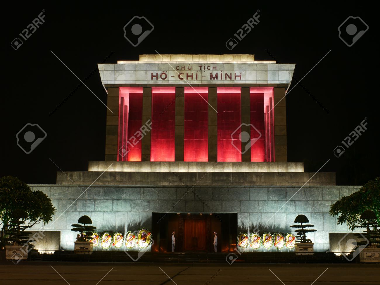 ホーチミン廟 ベトナムのハノイでの夜の写真 の写真素材 画像素材 Image