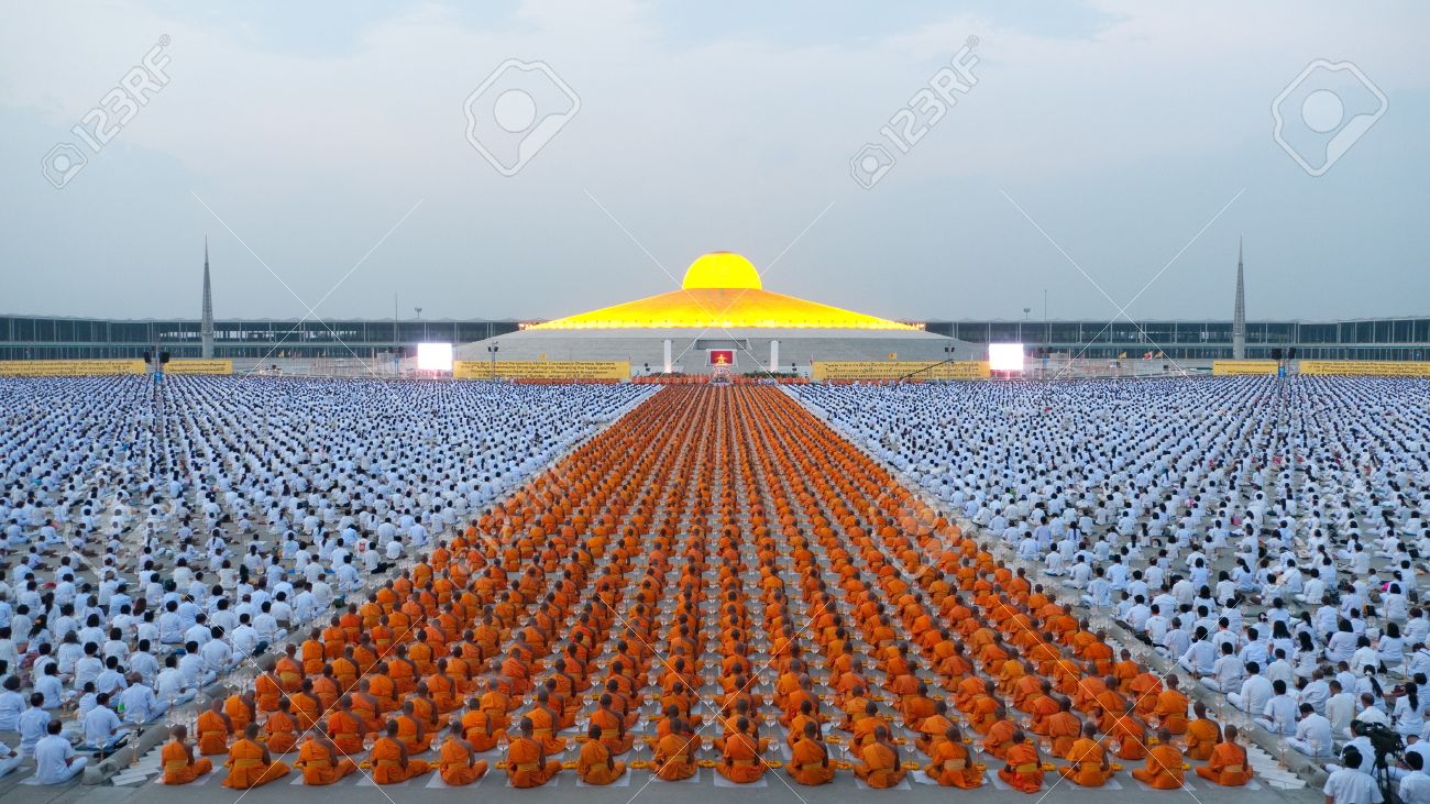 Pathum Thani Januarye27 The Final Meditation At Wat Dhammakaya After 1 128 Monks Have Wandered 460km Through Bangkok And Surroundings On Januarye27 13 In Pathum Thani Thailand Stock Photo Picture And Royalty