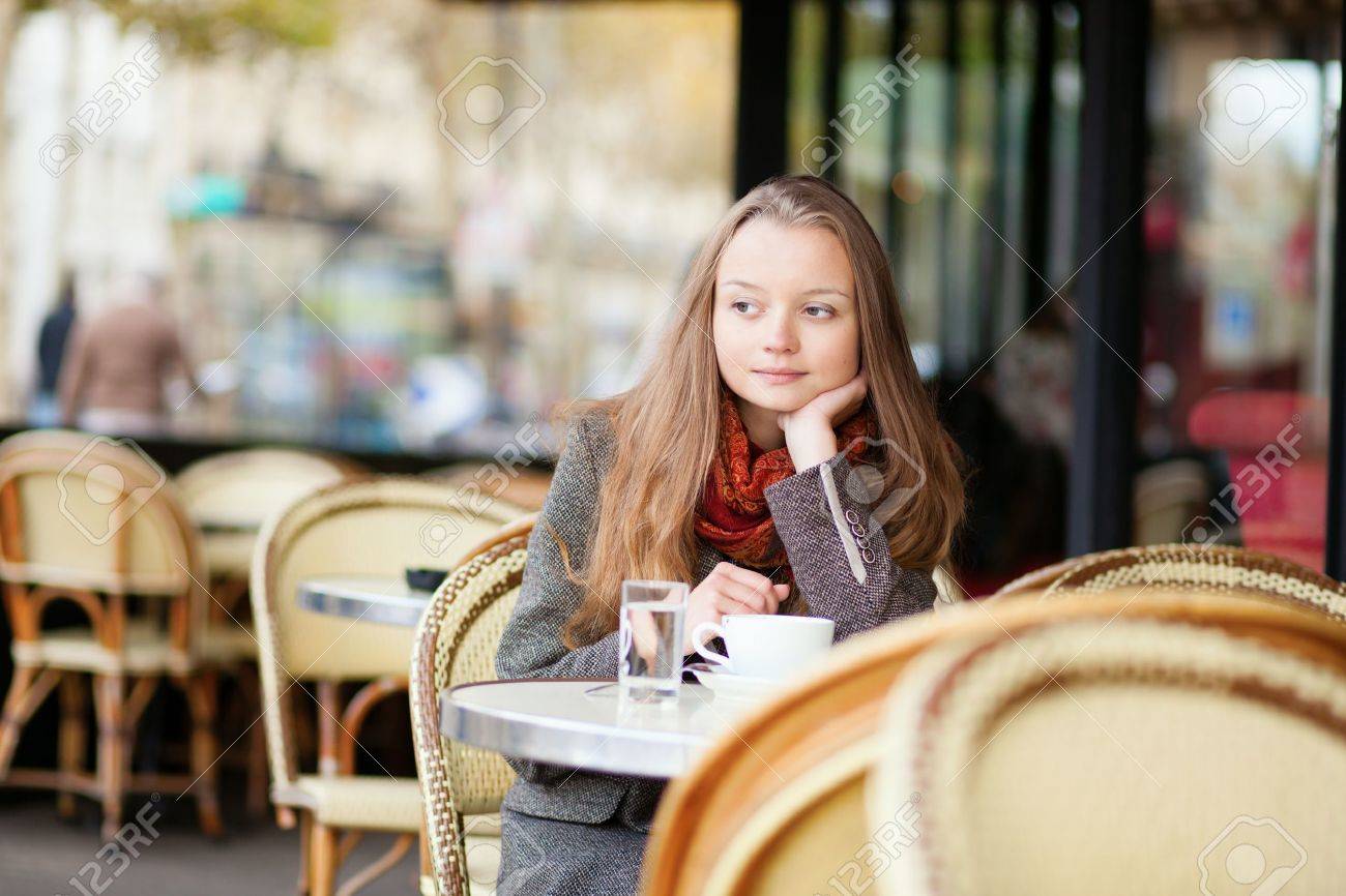 パリの屋外カフェで思いやりのある若い女の子 の写真素材 画像素材 Image