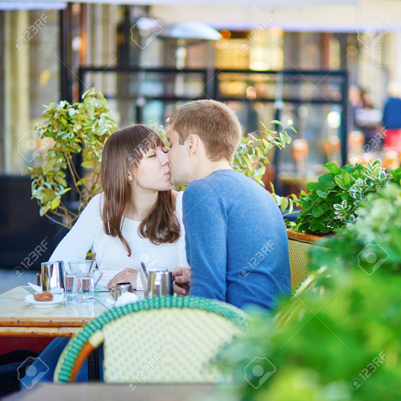 パリの屋外カフェでデートをして ホット チョコレートを飲み キスのロマンチックなカップル の写真素材 画像素材 Image