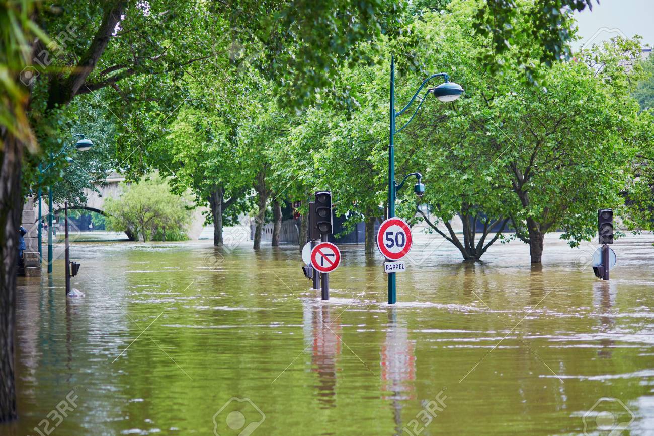 洪水パリは セーヌ川の非常に高い水の道路標識は水で覆われて の写真素材 画像素材 Image