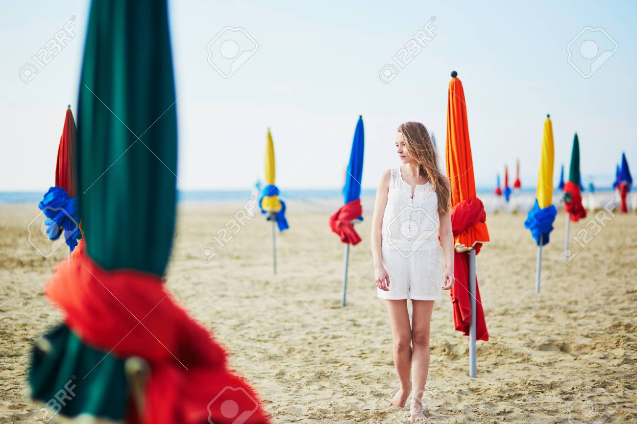 Belle Jeune Femme Avec Des Parasols Colorés Célèbres Sur La Plage De Deauville Normandie Nord De La France Europe