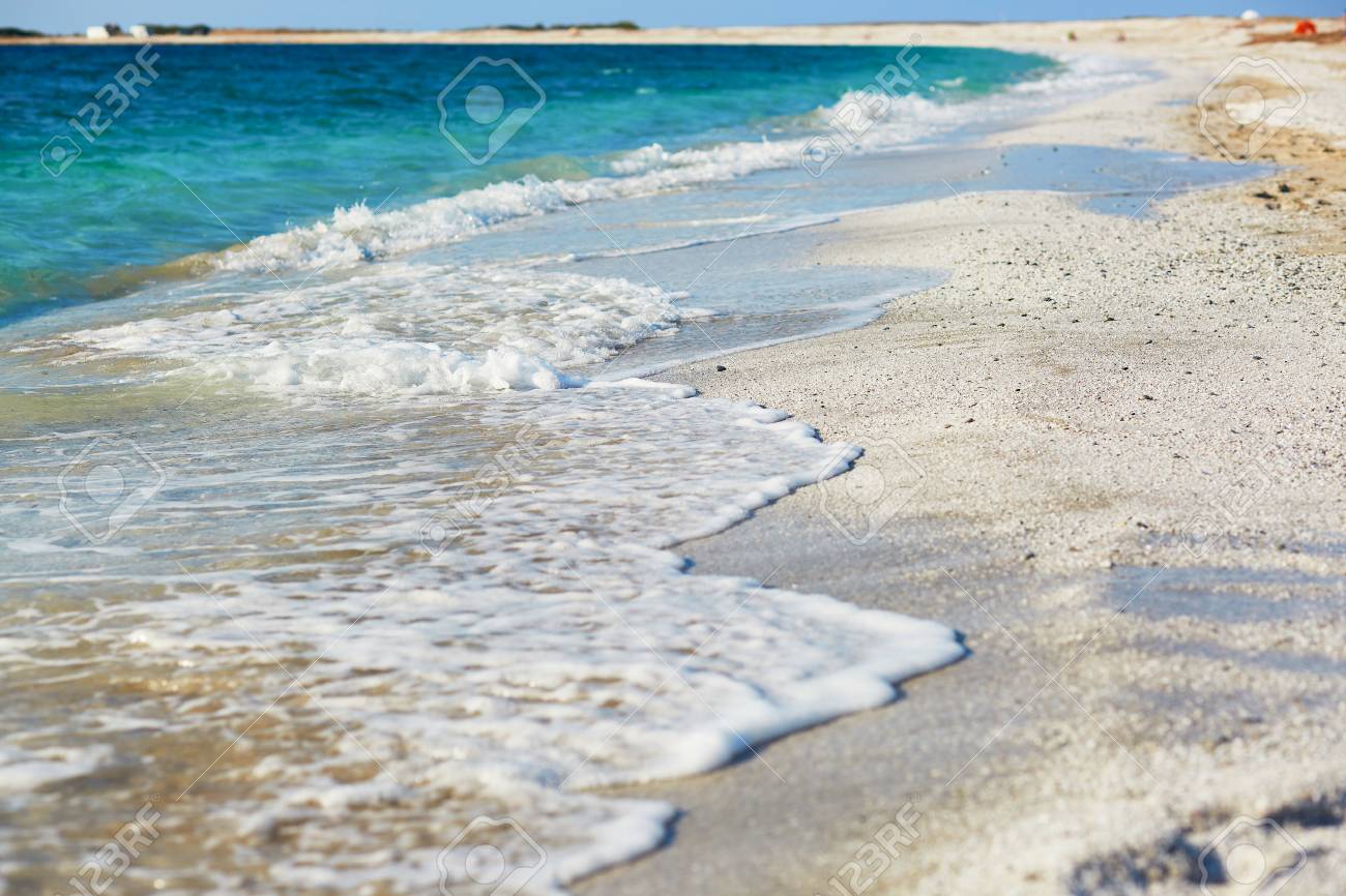 Eau Bleue Et Nombreux Grains Blancs Sur La Plage De Is Arutas Appelée Plage De Riz En Sardaigne Italie