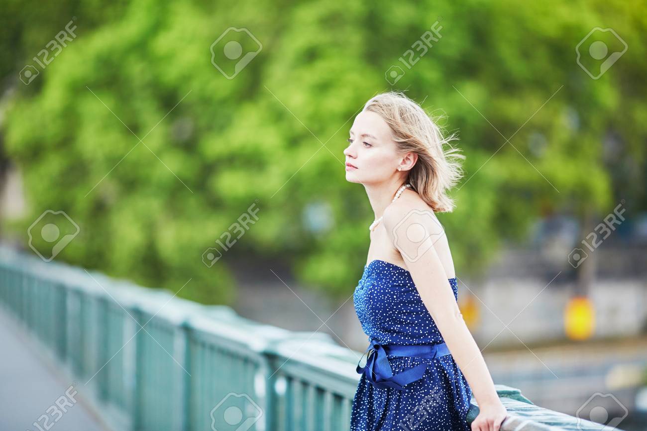 パリの屋外で美しい若いエレガントなフランスの女性 の写真素材 画像素材 Image
