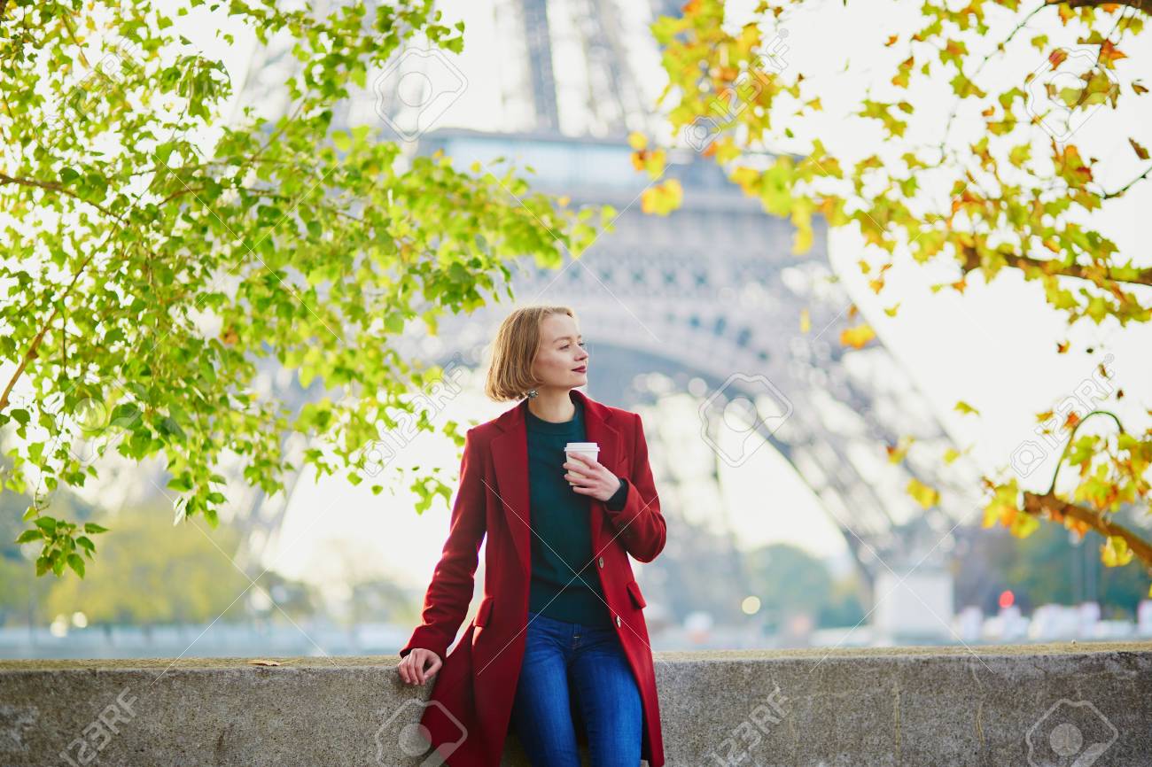 秋または春の日にパリのエッフェル塔の近くでコーヒーを飲む美しい若いフランス人女性 の写真素材 画像素材 Image 秋または春の日にパリのエッフェル塔の近くでコーヒーを飲む美しい若いフランス人女性 の写真素材 画像素材 Image