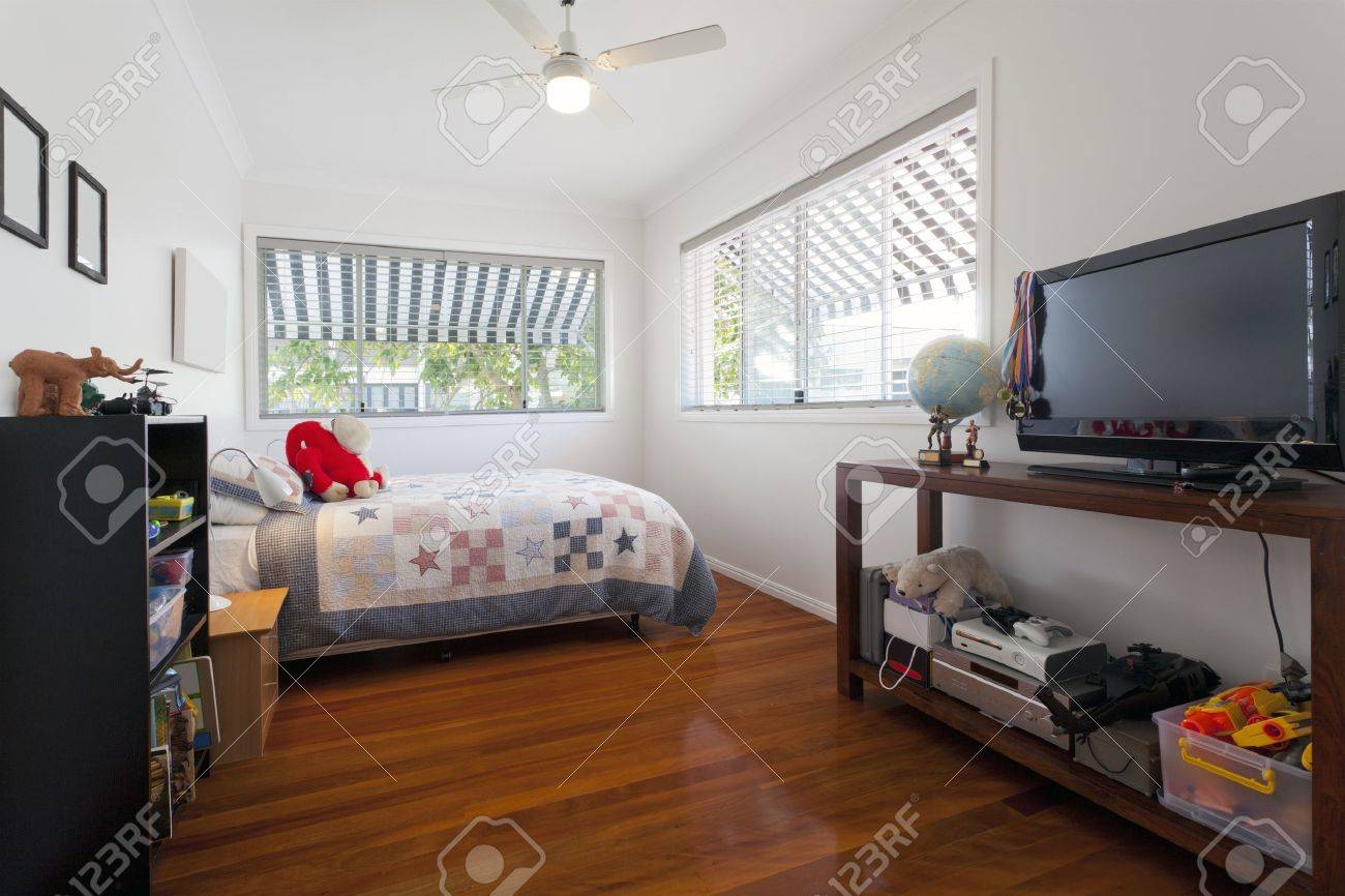 テレビ 玩具 ビデオ ゲームの子供たちの寝室 の写真素材 画像素材 Image