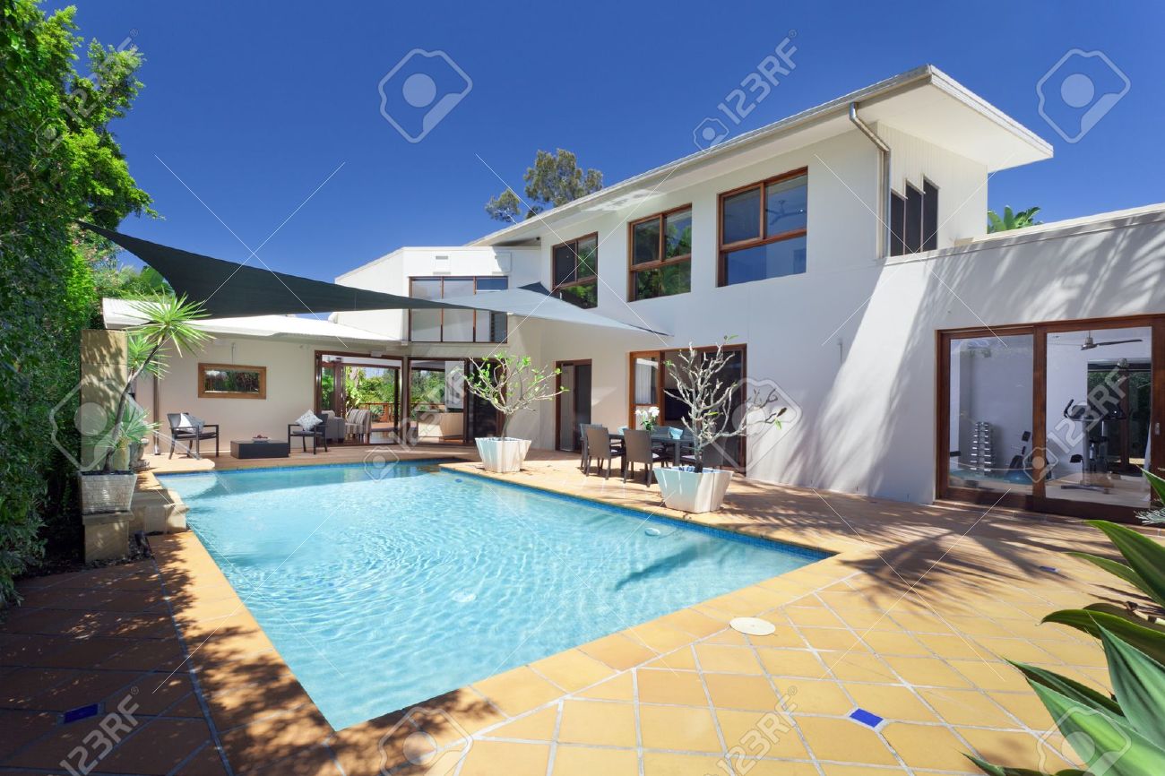 Moderne garten mit swimmingpool in der australischen herrenhaus lizenzfreie bilder 15616648