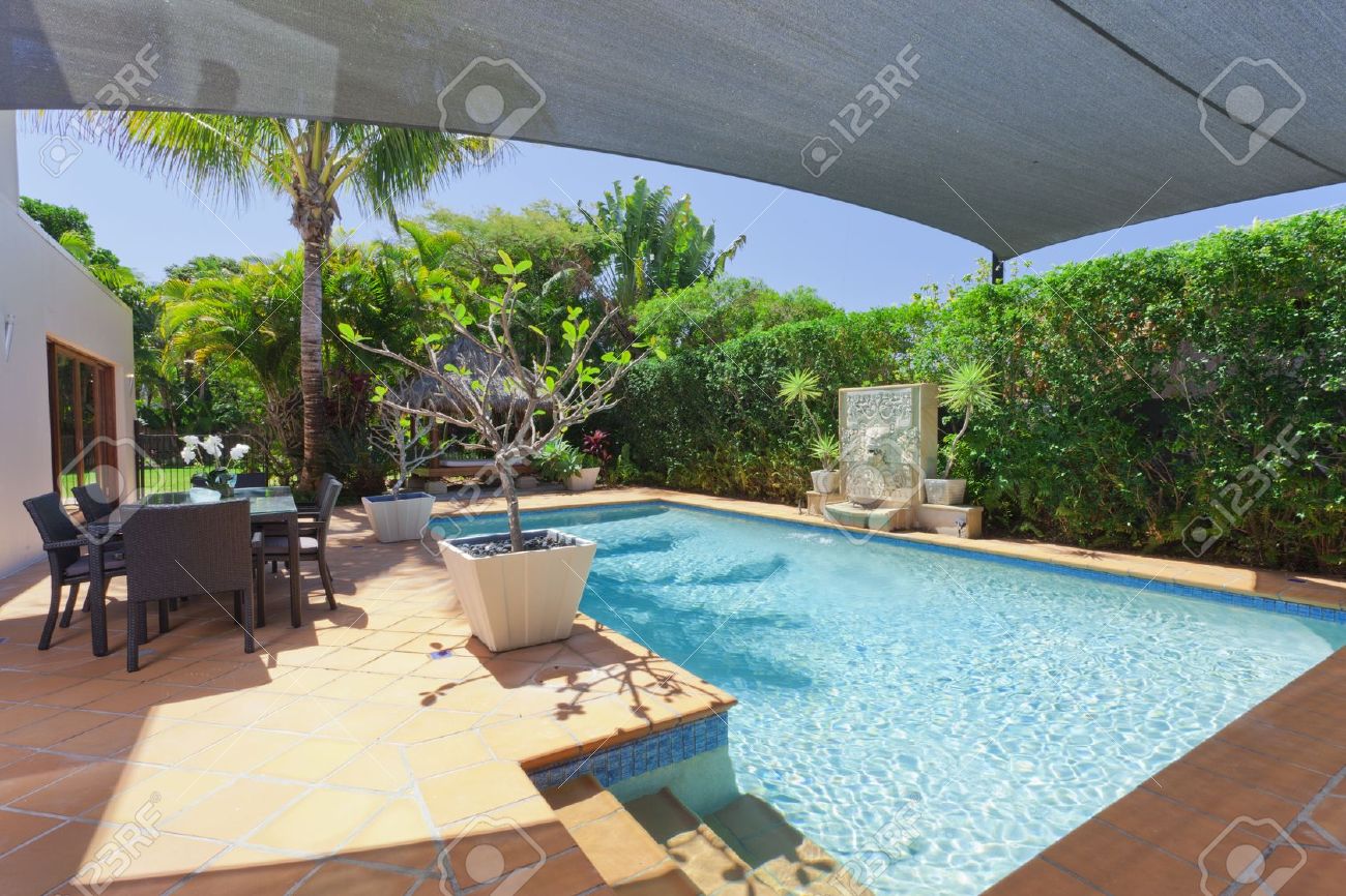 Moderne garten mit swimmingpool und unterhaltsamen bereich in der australischen herrenhaus lizenzfreie bilder 15616707