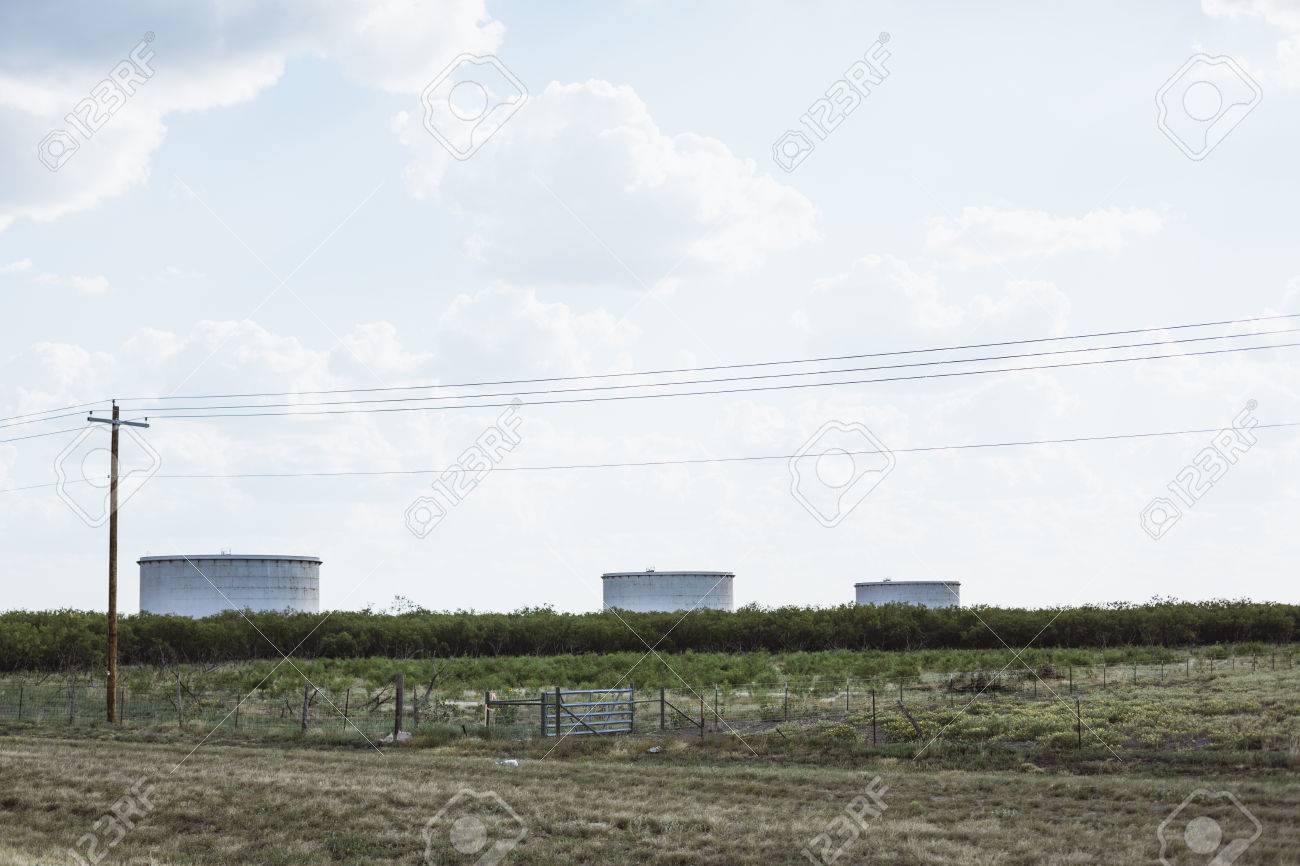 田舎では テキサス州 アメリカの 3 つの水タンクと Feild の写真素材 画像素材 Image