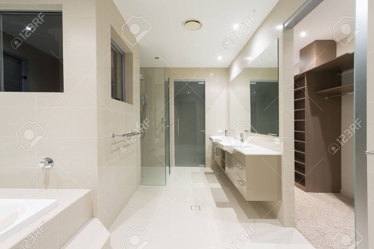 Geraumige Moderne Badezimmer Mit Whirlpool Und Gehen In Robe Lizenzfreie Fotos Bilder Und Stock Fotografie Image 38740159