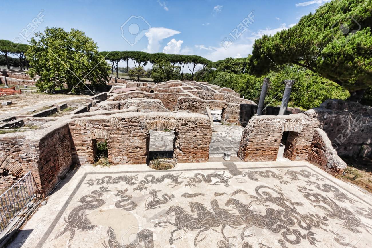 Baño Termal Del Imperio Romano De Neptuno - Frigidarium Y Paisaje En Ostia Antica - Roma - Italia Fotos, retratos, imágenes y fotografía de archivo libres de derecho. Image 85851741