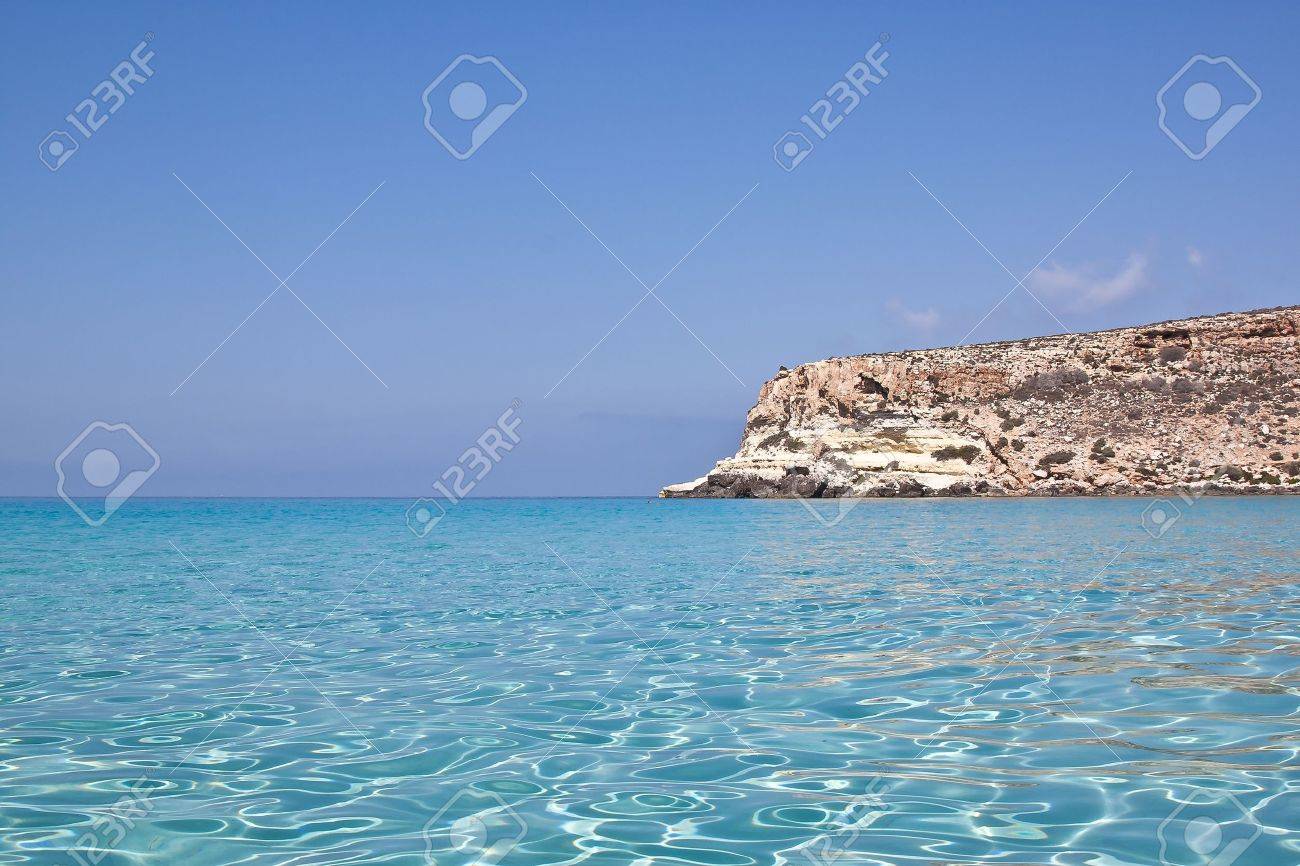 ランペドゥーサ島 シチリア島 イタリアの美しい青い海 の写真素材 画像素材 Image