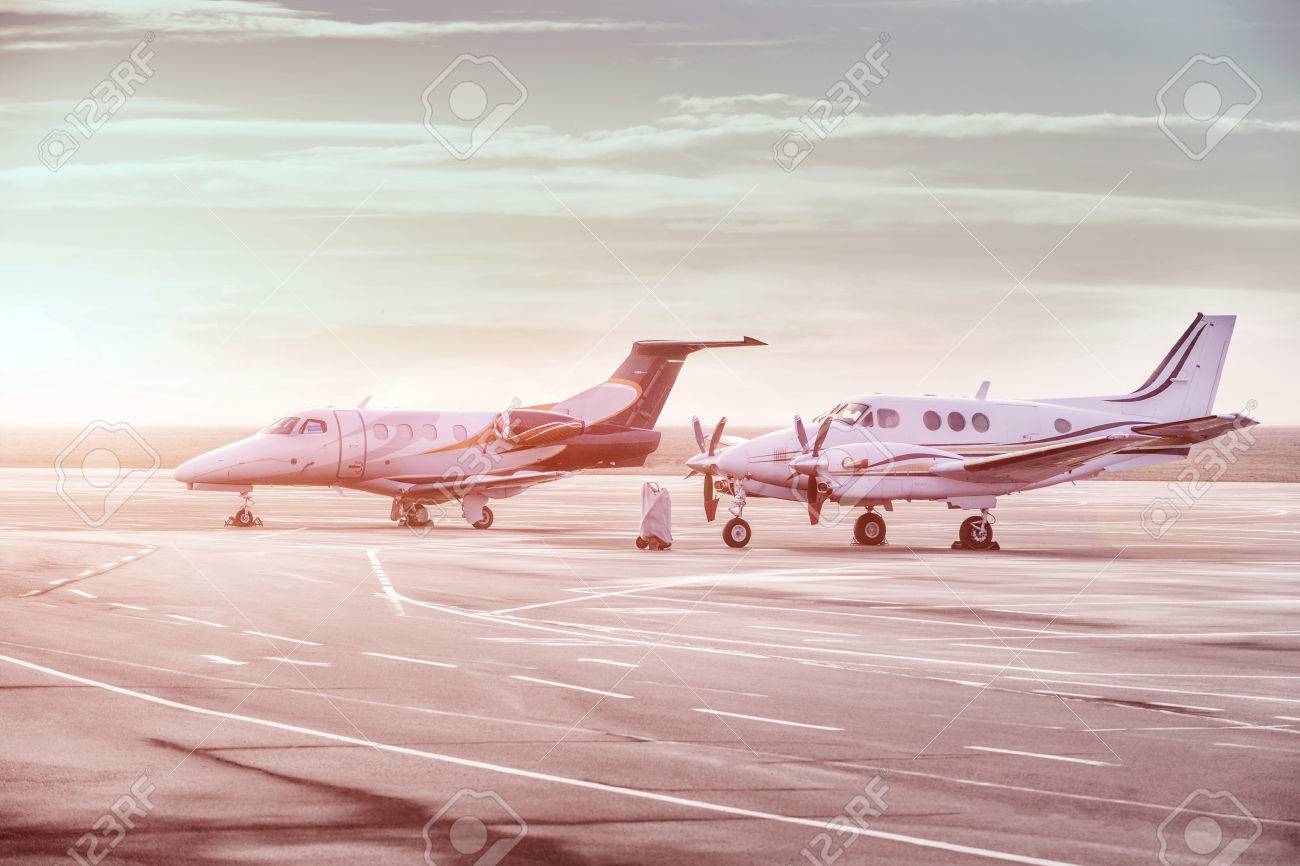 プライベート ジェット機 空港の駐車場します 夕暮れ時 自家用飛行機 の写真素材 画像素材 Image