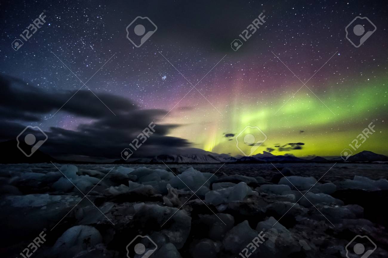 L Archipel De Svalbard Terre De La Nuit Polaire Enchante Et Lumieres Mystiques Du Nord Banque D Images Et Photos Libres De Droits Image 33924367