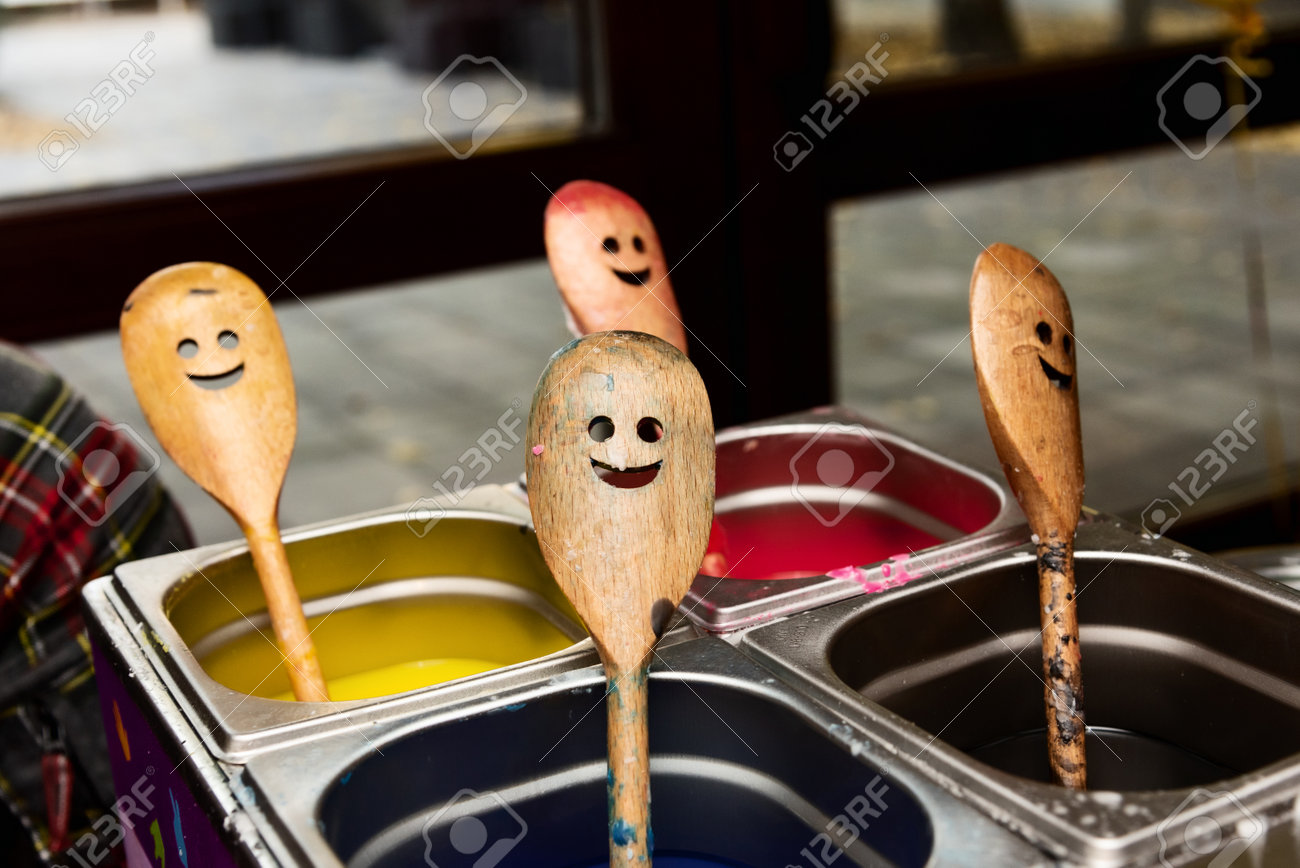 木のスプーンは悲しい家族の変な顔のように見えますの写真素材・画像  