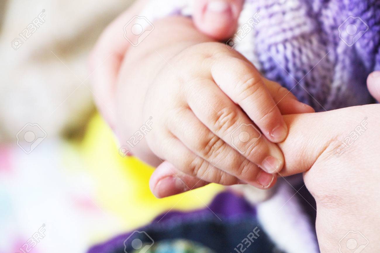 赤ちゃんのお母さんの手を感じてください の写真素材 画像素材 Image 赤ちゃんのお母さんの手を感じてください の写真素材 画像素材 Image
