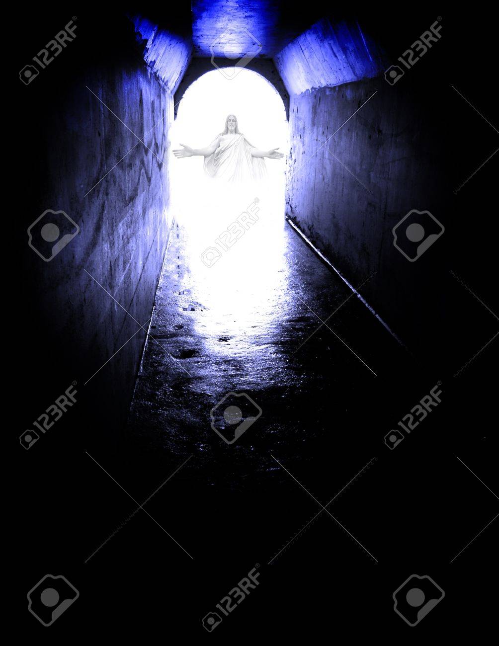 Lunga passerella tunnel con la luce bianca e gesù in piedi alla fine ... La luce bianca