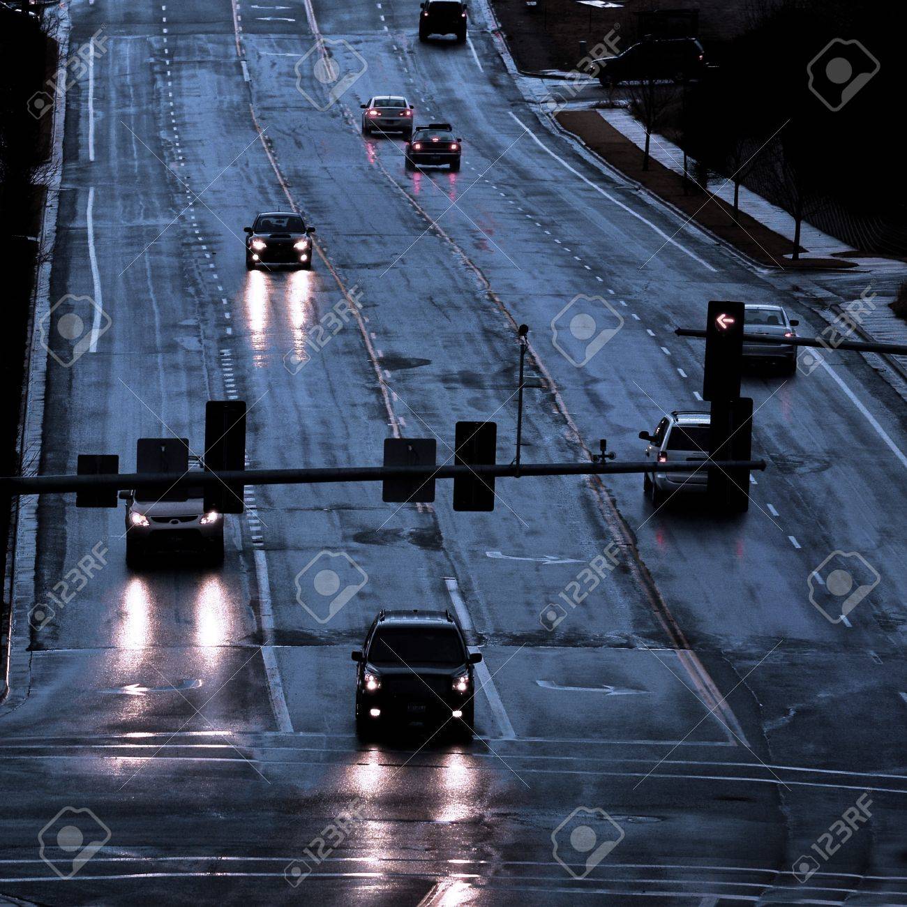 雨の中運転嵐の濡れた道路に輝くヘッドライト車 の写真素材 画像素材 Image