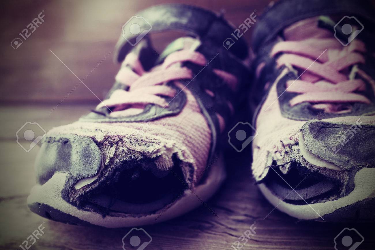 Tenis O Atlética Zapatos Viejos Agujeros En Ellos Fotos, Retratos, Imágenes Y Fotografía De Archivo Derecho. Image 41847837.