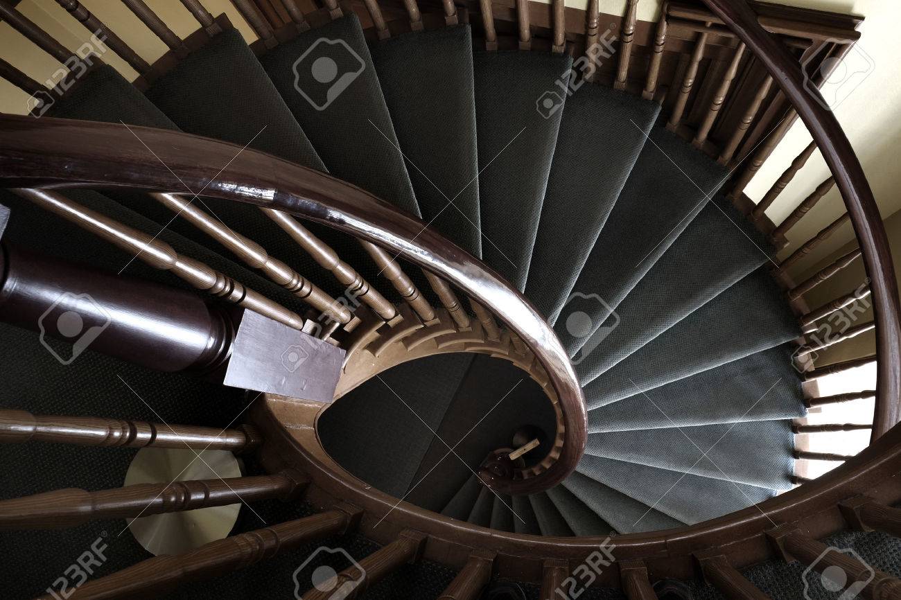 Escalera De Caracol En La Construcción De Subir Escaleras Arriba Hacia Abajo Fotos Retratos Imágenes Y Fotografía De Archivo Libres De Derecho Image 58803272