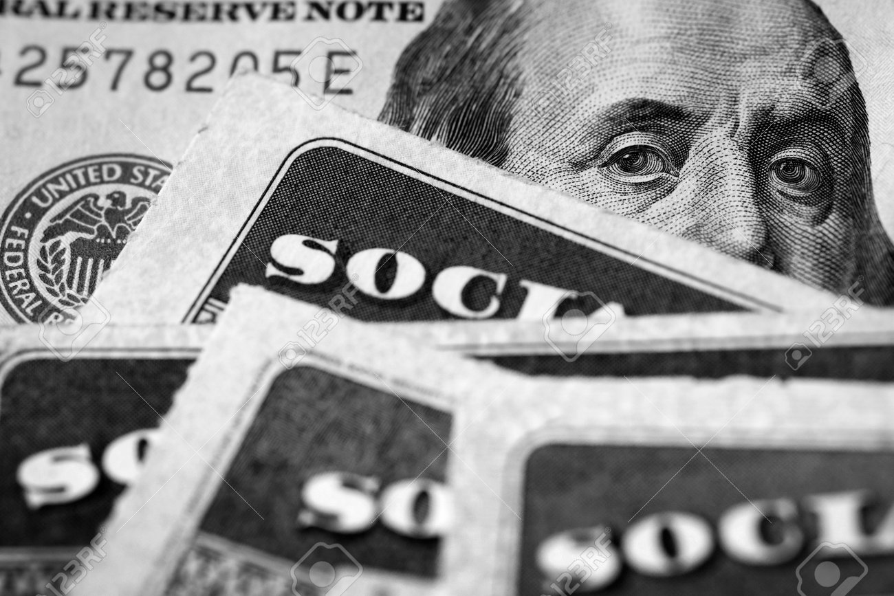 은퇴한 노인들을 위한 미국 100달러 지폐 100 시스템의 여러 사회보장 카드 로열티 무료 사진, 그림, 이미지 그리고 스톡포토그래피.  Image 203541542