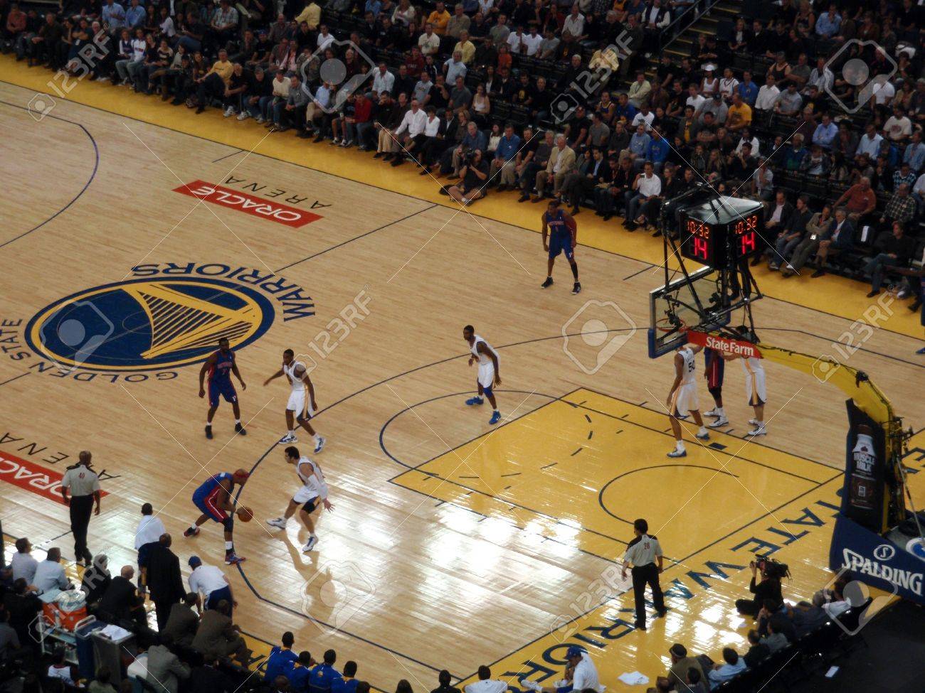 10 年 11 月 15 日にカリフォルニア州オークランドにオラクル アリーナで 3 ポイント ラインでオークランド 11 月 15 日 ピストン プレーヤー ドリブル の写真素材 画像素材 Image 10 年 11 月 15 日にカリフォルニア州オークランドにオラクル アリーナで 3 ポイント ラインでオークランド 11 月 15 日 ピストン プレーヤー ドリブル の写真素材 画像素材 Image