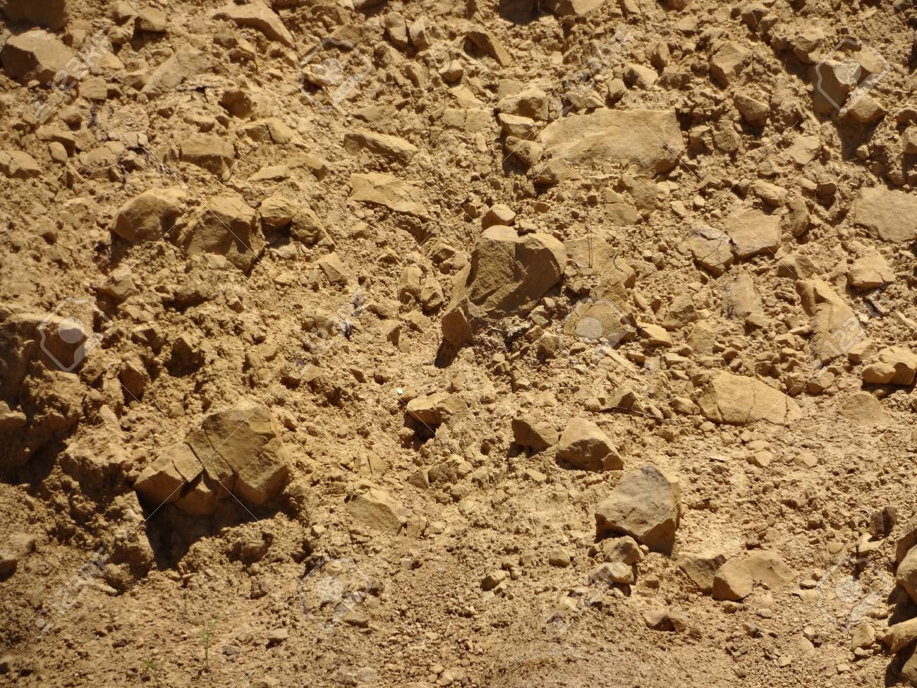 茶色 Craacking 岩 土の壁 パターンやテクスチャに適しています の写真素材 画像素材 Image