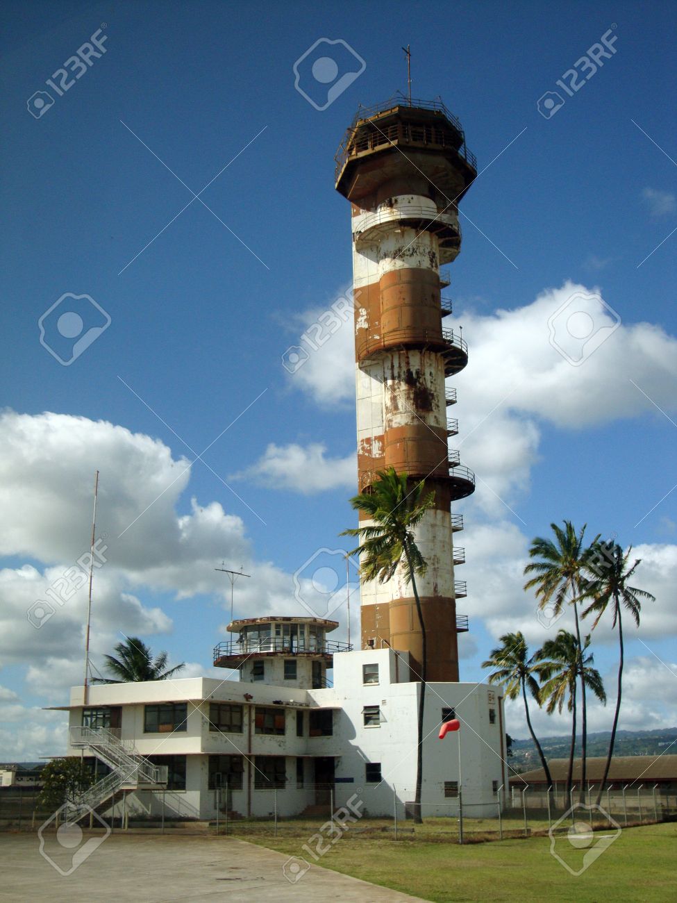 歴史的フォード島パールハーバー ハワイ航空管制塔 フォードの島真珠湾で第二次世界大戦の海軍航空基地を務め 1962年まで続いた 航空管制塔はこの時代および重要な S への素晴らしい記念碑と見なされます の写真素材 画像素材 Image