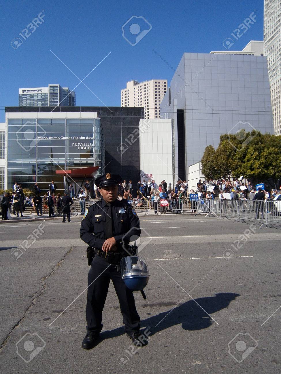 マリファナ権利スタンドの Howard 通りに沿ってフェンスの後ろに 11 年 10 月 25 日で San Francisco で抗議としてヒップで休むヘルメット通り サンフランシスコ カリフォルニア州 10 月 25 日 Sfpd 警察官スタンド の写真素材 画像素材 Image