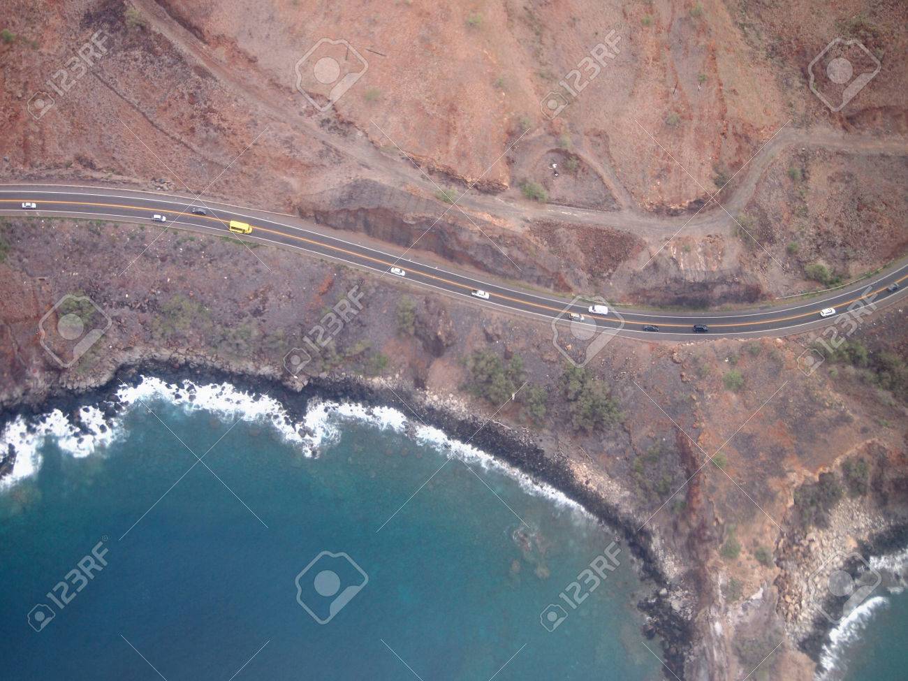 日中にマウイ島 ハワイと浅瀬の海岸に沿って運転の車と風光明媚な道路の空撮 の写真素材 画像素材 Image