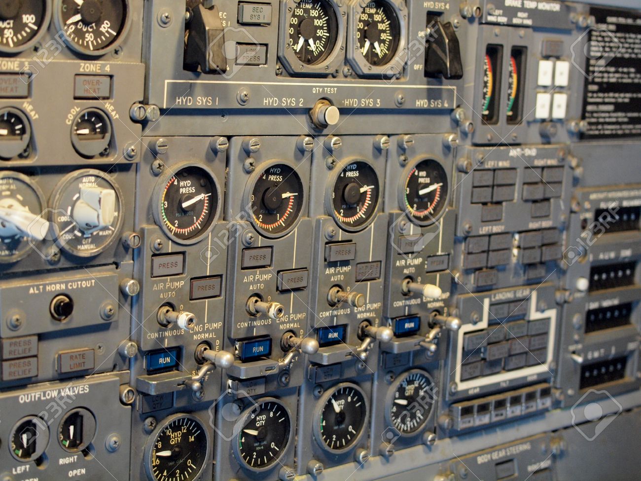 ジェット航空機のコックピット機器各種のインジケーター、ボタン