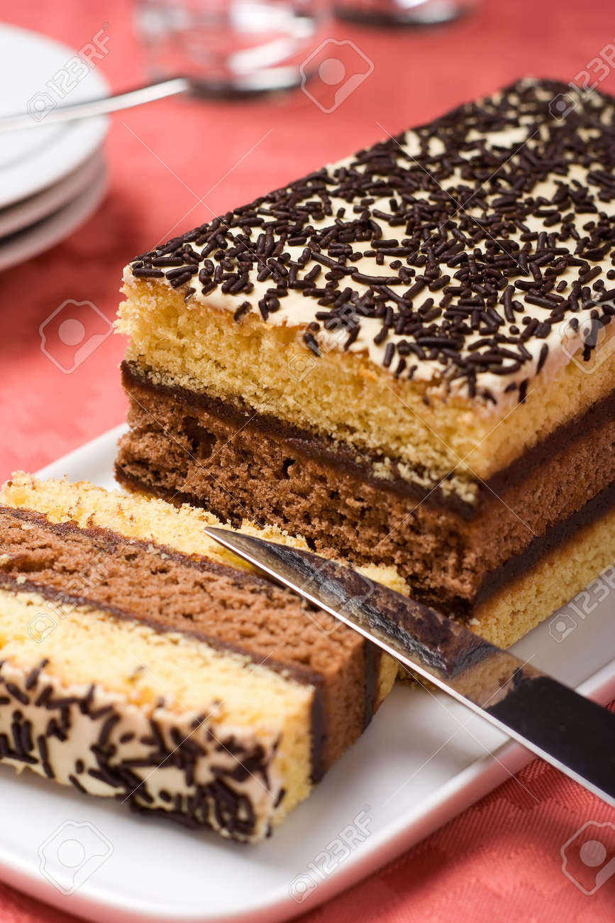 Italien Gateau Eponge Au Chocolat De Remplissage Sur Un Plateau Blanc Banque D Images Et Photos Libres De Droits Image 6449