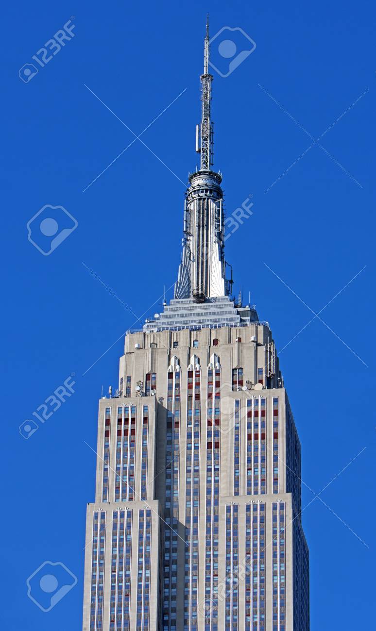 NEW YORK CITY - 월 6 일 : 엠파이어 스테이트 빌딩의 정상은, 1931 년에 완료되면, 맨하탄, 뉴욕시에서 5 월 6,  2012 세계에서 가장 높은 건물이었다. 로열티 무료 사진, 그림, 이미지 그리고 스톡포토그래피.