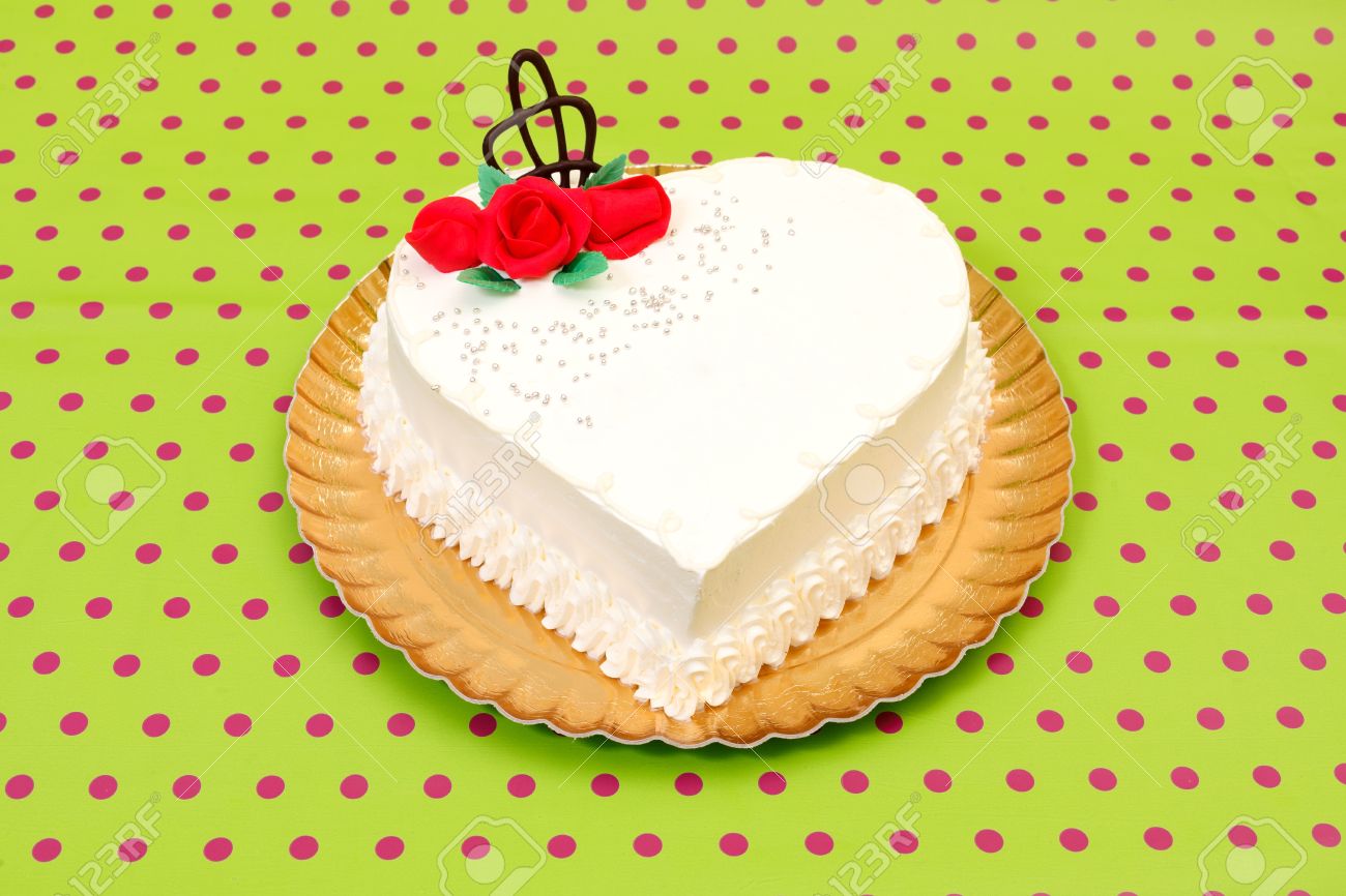 Gateau Coeur Blanc Avec Les Roses Rouges Pate D Amande Sur Fond D Espace Copie En Pointilles Sur Le Gateau Banque D Images Et Photos Libres De Droits Image