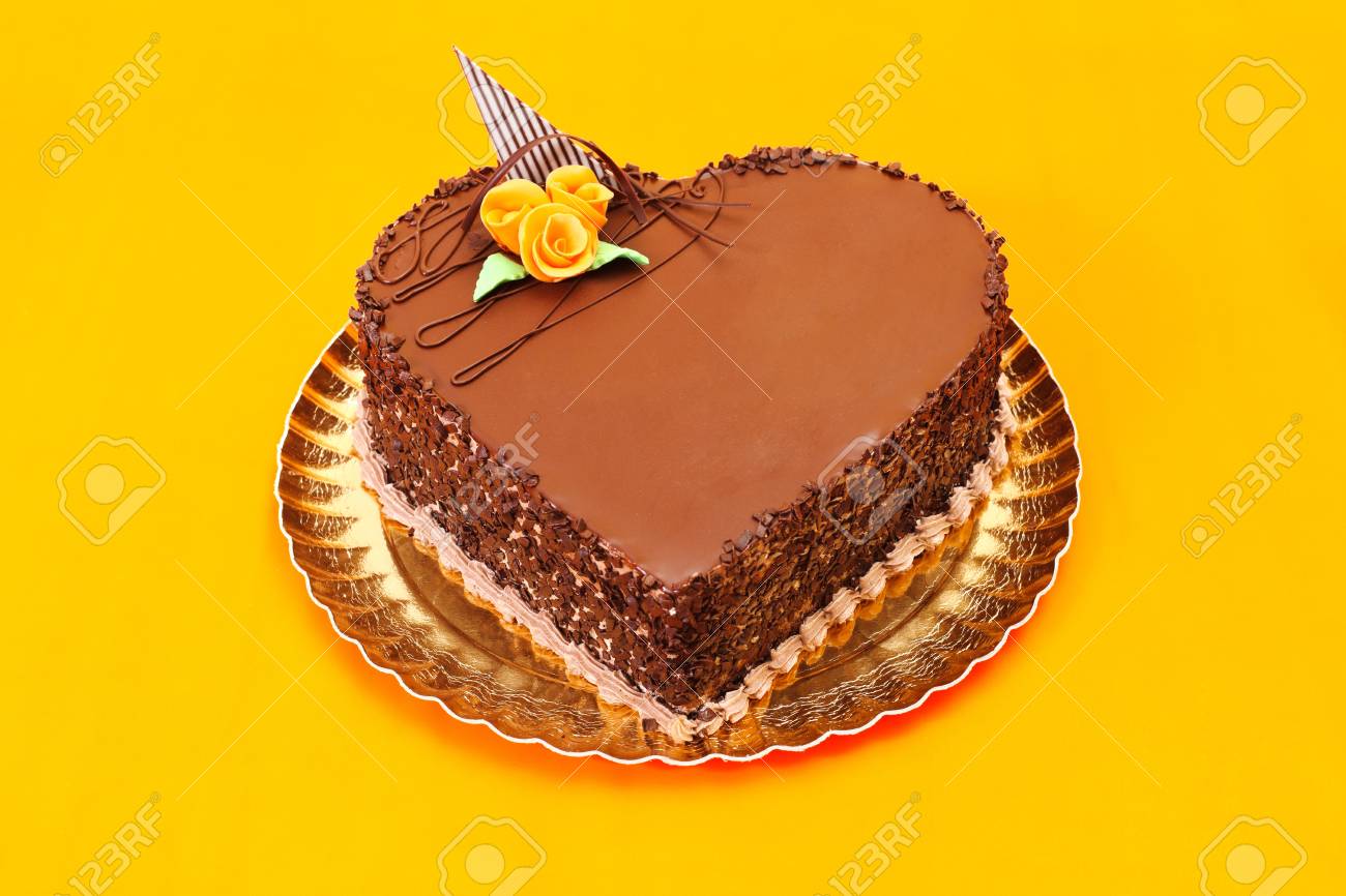 Gateau Au Chocolat Coeur Sur Fond Orange L Espace De Copie Sur Le Gateau Banque D Images Et Photos Libres De Droits Image