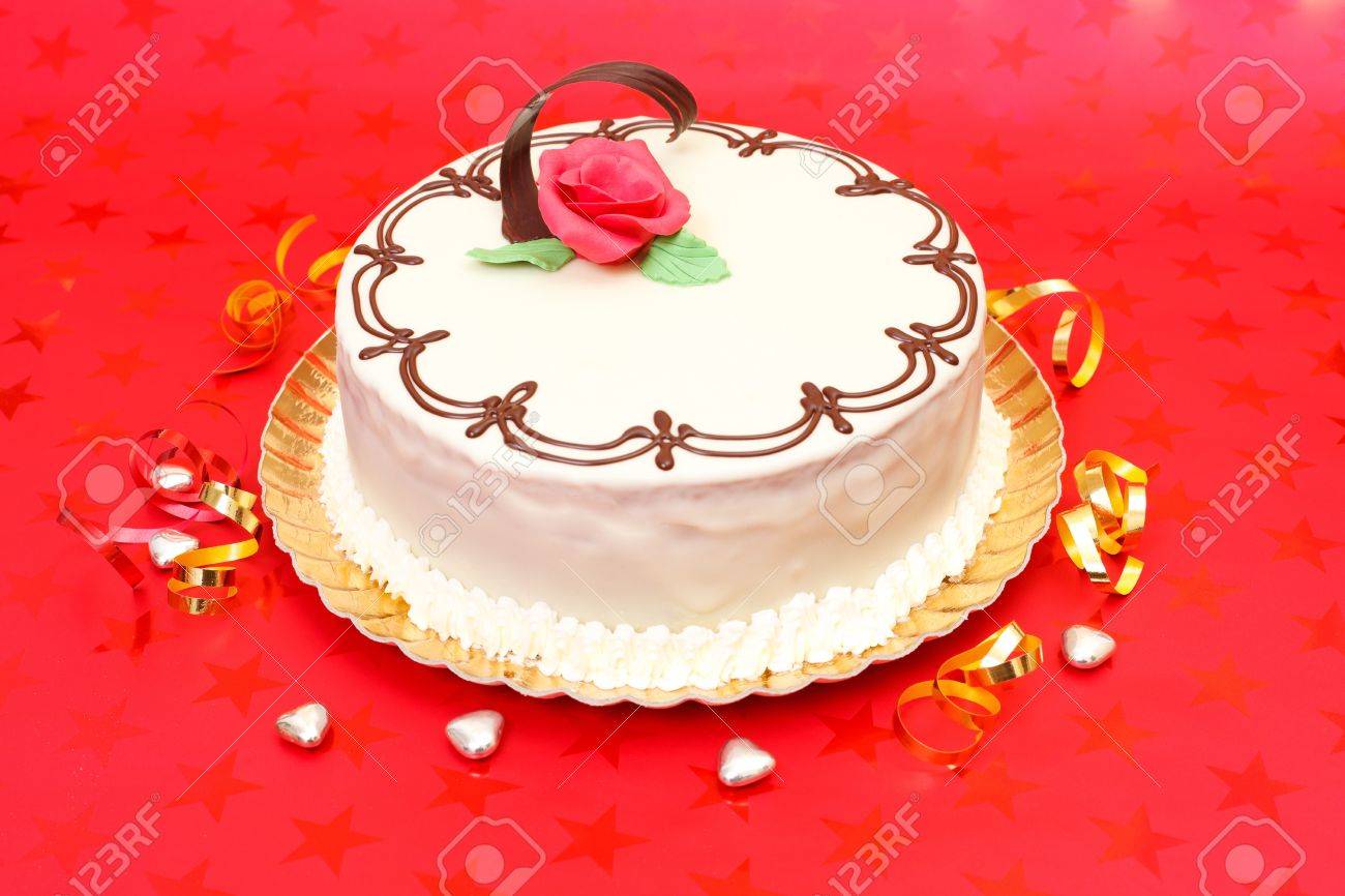 Gateau Blanc Avec Des Ornements De Chocolat Et Pate D Amande Rose Rouge Sur Fond Rouge Banque D Images Et Photos Libres De Droits Image