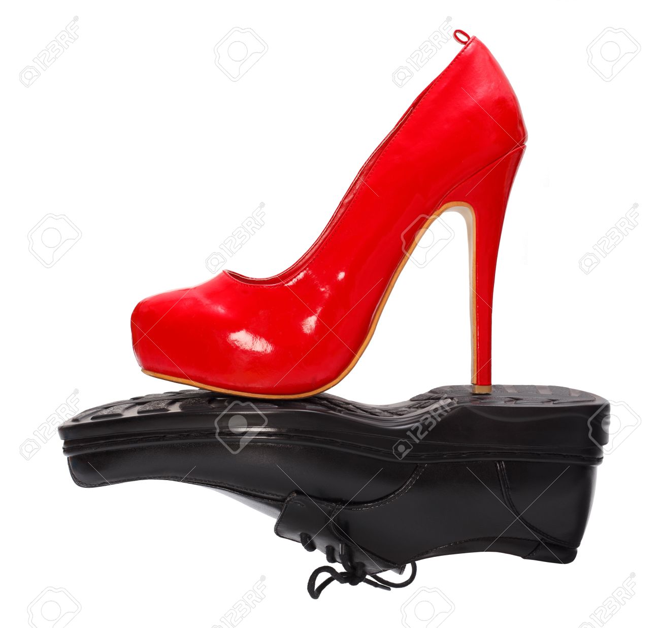 Tacón alto mujer zapato rojo contra el hombre zapato negro Tacón alto mujer zapato rojo contra el hombre zapato negro