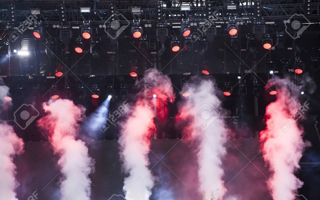 Etapa De Luces Y Humo De Colores En Concierto Eléctrico Fotos, Retratos, Imágenes Y Fotografía De Archivo De Derecho. Image