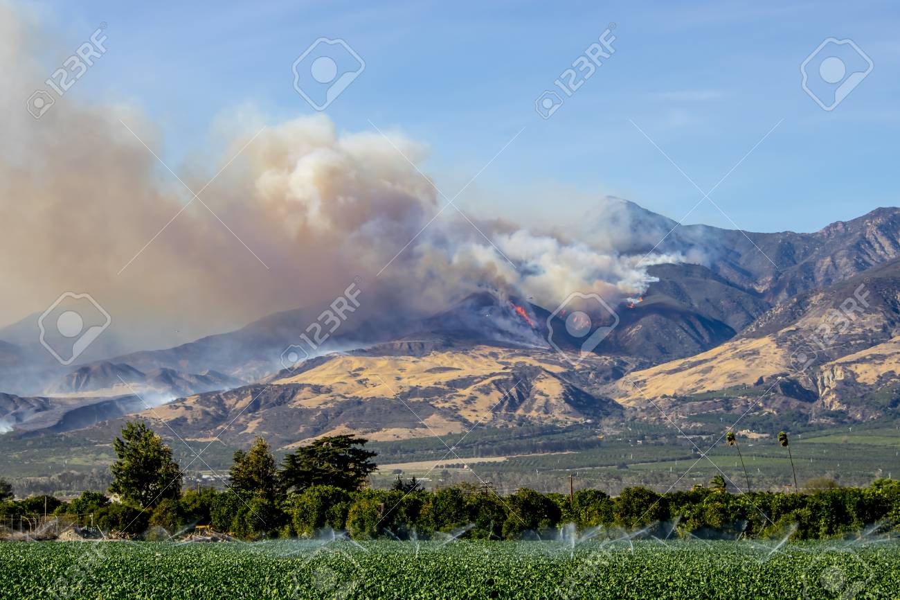 カリフォルニアのヘリコプターの戦い山火事 の写真素材 画像素材 Image