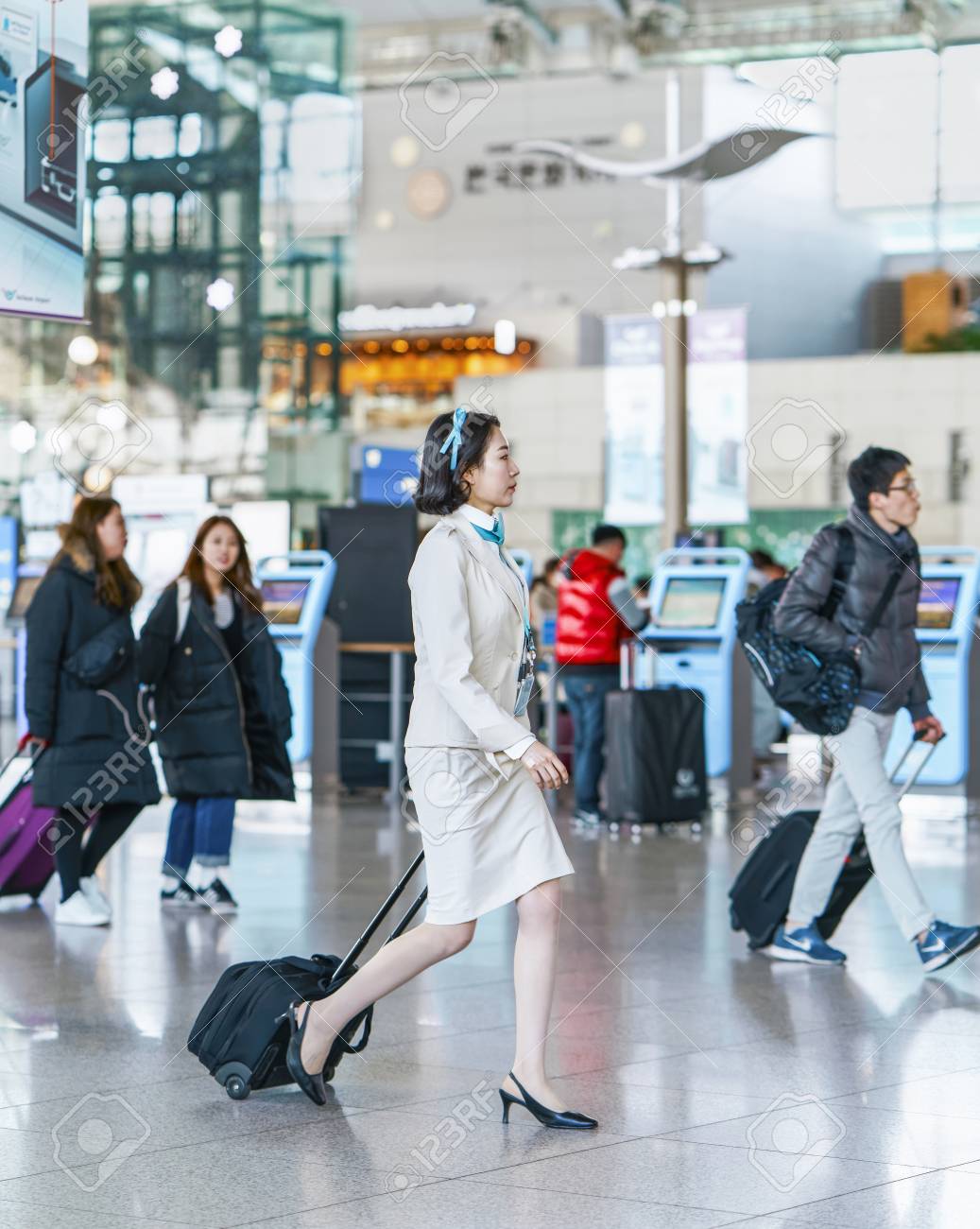 仁川 韓国 16 年 2 月 15 日 アジア韓国の仁川国際空港で飛行スチュワーデスを空気します それは世界の最も大きく 最も忙しい空港の一つです の写真素材 画像素材 Image