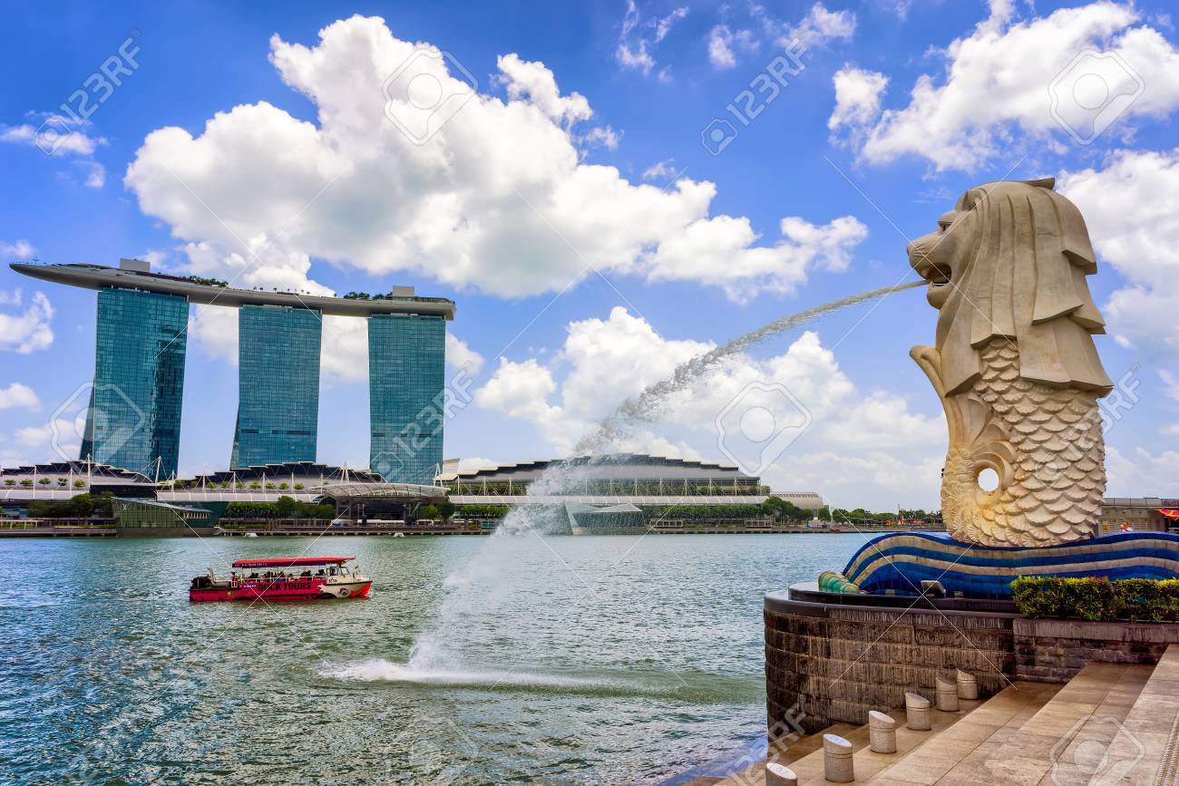 シンガポール シンガポール 16 年 3 月 1 日 マーライオン像のシンガポールのマリーナ湾にマーライオン公園で その口から水を噴霧します マリーナ ベイ サンズ ホテルとフェリー船バック グラウンド の写真素材 画像素材 Image