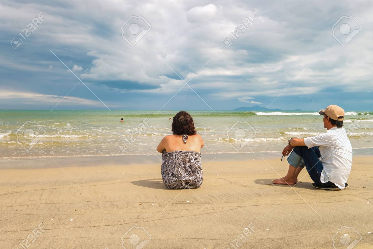 男と女のダナン ベトナムの中国のビーチで海に探して の写真素材 画像素材 Image
