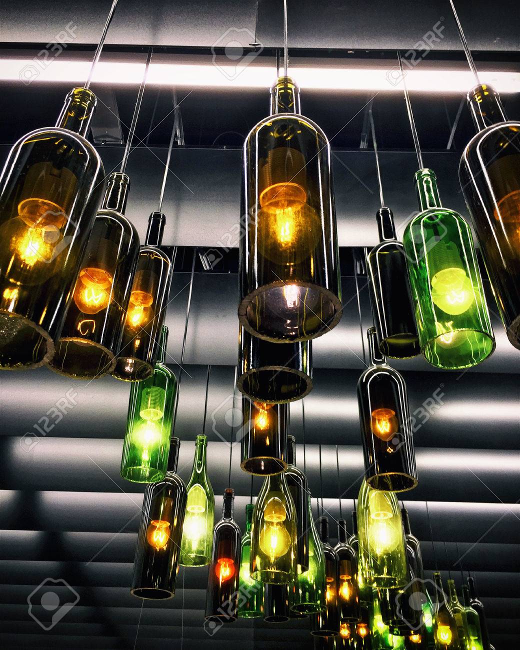 レトロなライト ランプ インテリア製空のワインボトル。トーン の写真