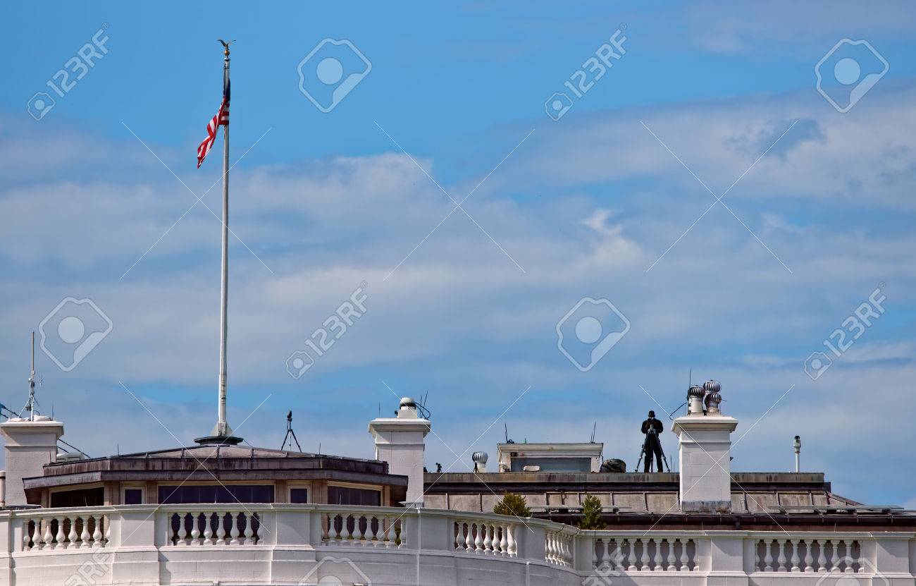 ホワイト ・ ハウスとそれの上に男の屋根。建物は公式の住居と職場を現在のアメリカ合衆国大統領です。の写真素材・画像素材 Image 62304967