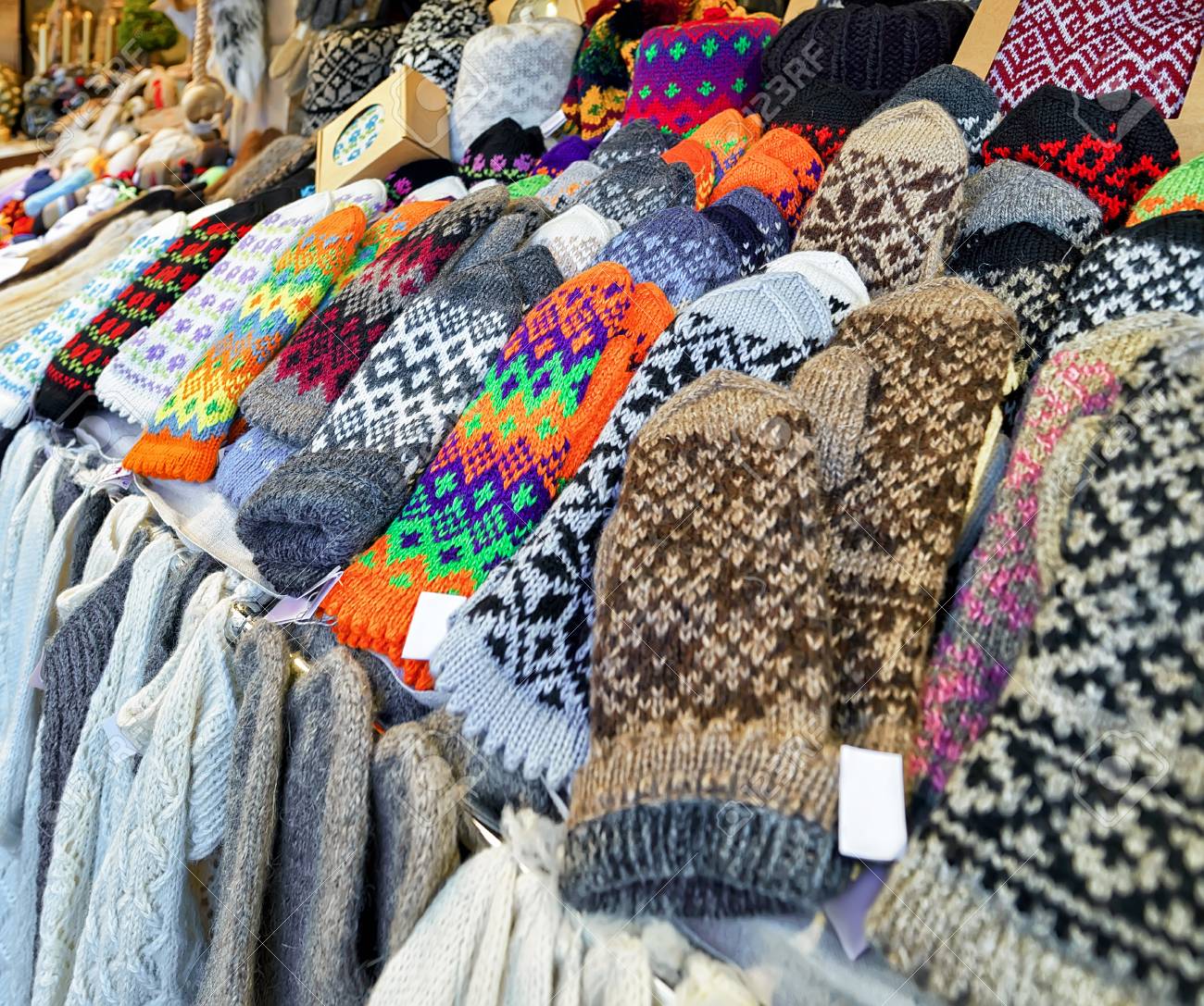 Warme Bunte Handschuhe Handschuhe Socken Und Hute An Einem Der Stalle Am Weihnachtsmarkt In Riga Lettland Der Markt Ist Voller Warmer Kleidung Souvenirs Traditionellen Speisen Und Heissen Getranken Lizenzfreie Fotos Bilder Und