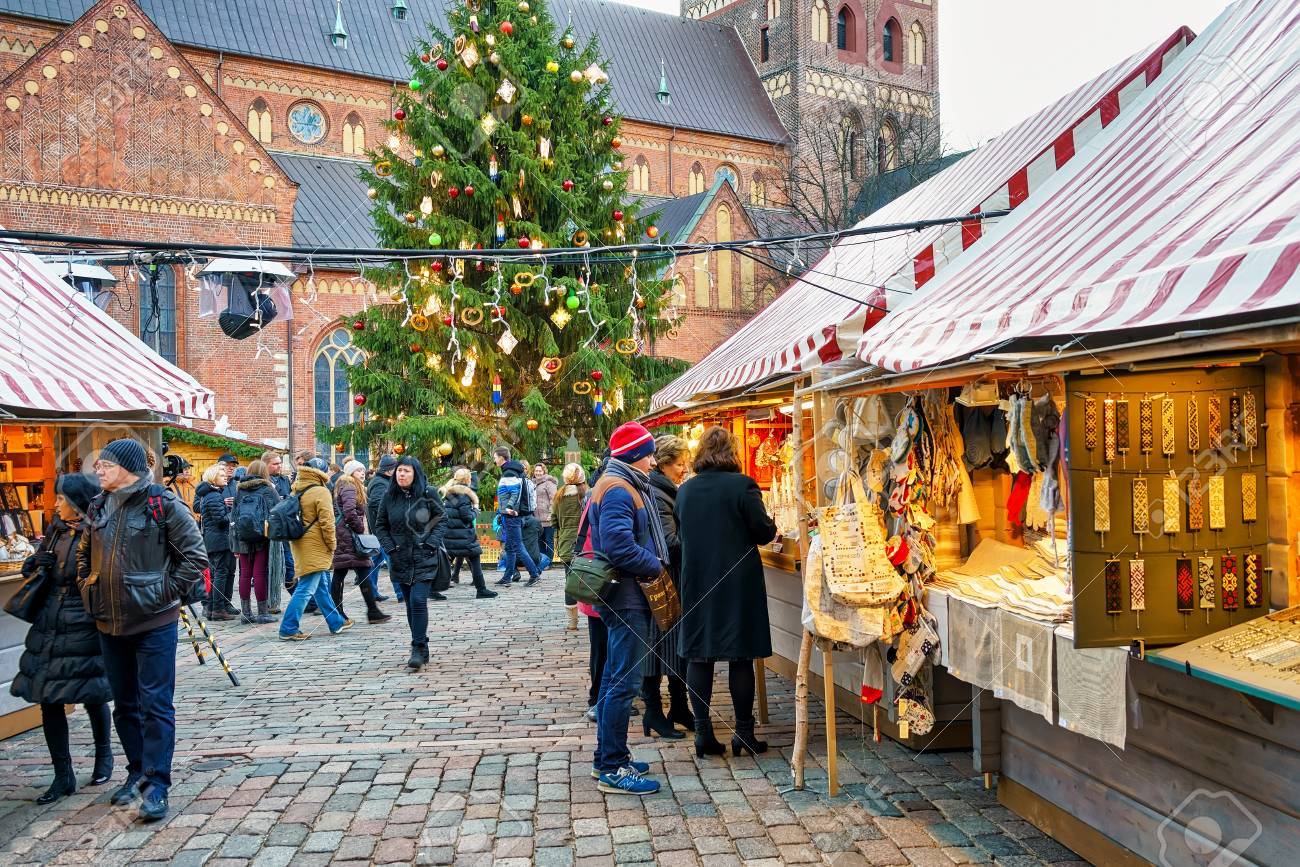 リガ ラトビア 15 年 12 月 26 日 ランダムな人々 のリガのクリスマス マーケットを散策します 市場での人々 はお祭りのお土産 プレゼント 商品 暖かい服 伝統的な料理を検索できます の写真素材 画像素材 Image リガ ラトビア 15 年 12 月 26 日 ランダムな人々 のリガのクリスマス マーケットを散策します 市場での人々 はお祭りのお土産 プレゼント 商品 暖かい服 伝統的な料理を検索できます の写真素材 画像素材 Image