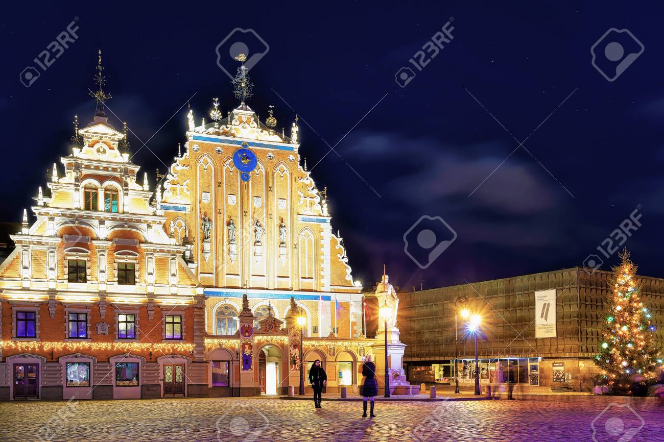 リガ ラトビア 15 年 12 月 26 日 ラトビア リガの旧市街の中心部に黒ずみの光る家 それはギルド黒ずみ同胞のため 14 世紀に建てられました の写真素材 画像素材 Image