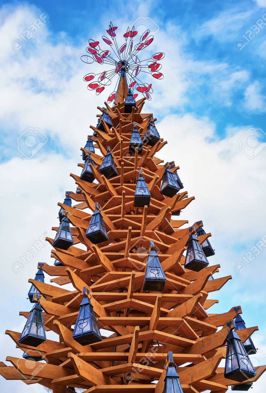 Riga ラトビアのリガ ラトビア 木製のクリスマス ツリー 毎年行われるクリスマス ツリー祭りで見ることができる木の芸術の種類の 1 つです の写真素材 画像素材 Image