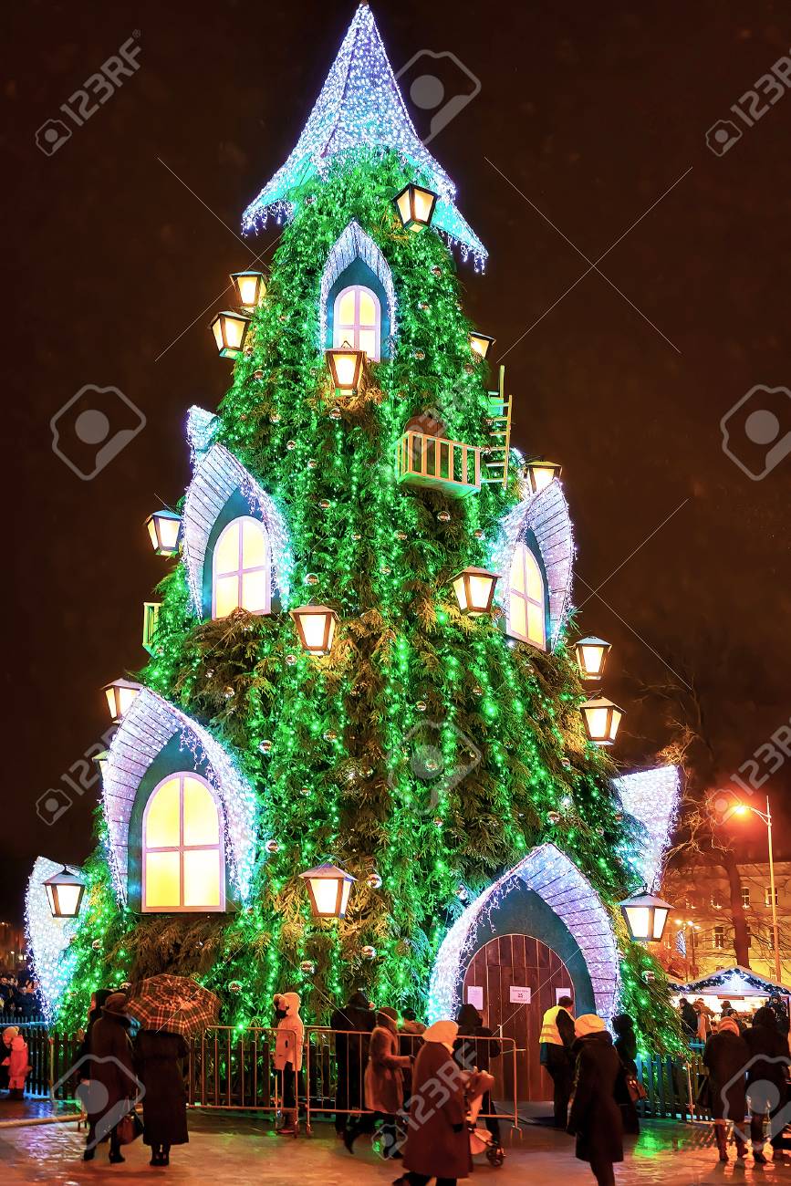 Superior Walking Christmas Tree Part - 13: Stock Photo - Vilnius, Lithuania - December 27, 2015: People Walking Around The Main Lithuanian Christmas Tree Located At The Cathedral Square In Vilnius, ...