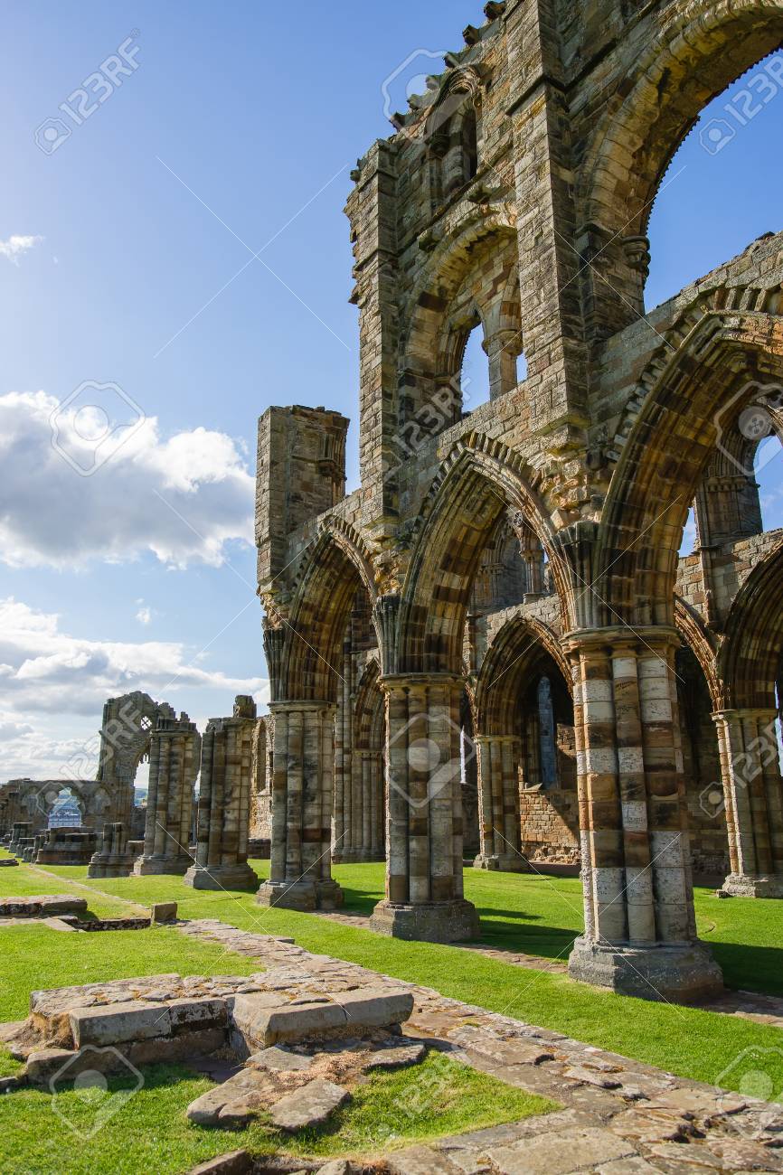 ノース ヨークシャー イギリスのウィットビー修道院 それはベネディクト会修道院の遺跡であります 今英語の遺産の保護下にあります の写真素材 画像素材 Image